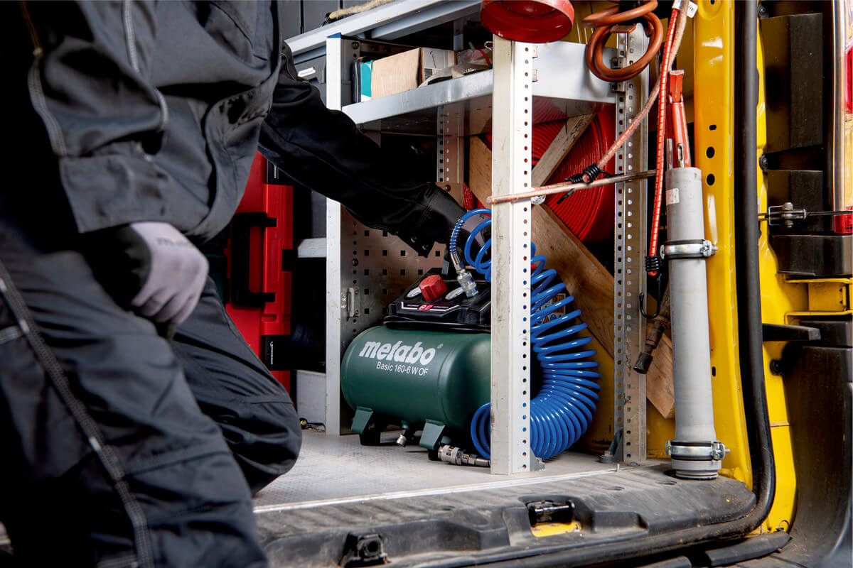 Compressor compacto de 6 litros com motor potente para uso universal.