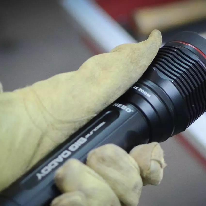 NE6692 - NEBO BIG DADDY LANTERNA 2000 LUM_1 Lanterna de 2000 lúmens. Completamente à prova de água.