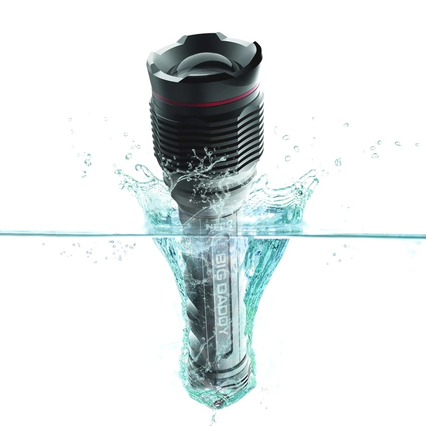 NE6692 - NEBO BIG DADDY LANTERNA 2000 LUM_4 Lanterna de 2000 lúmens. Completamente à prova de água.